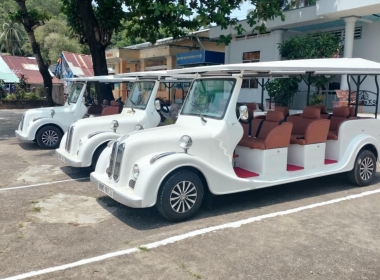 Xe điện tham quan đảo Hải Tặc